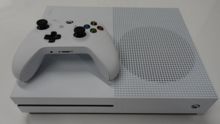 购买 Xbox One S，立即获得额外的控制器和免费游戏